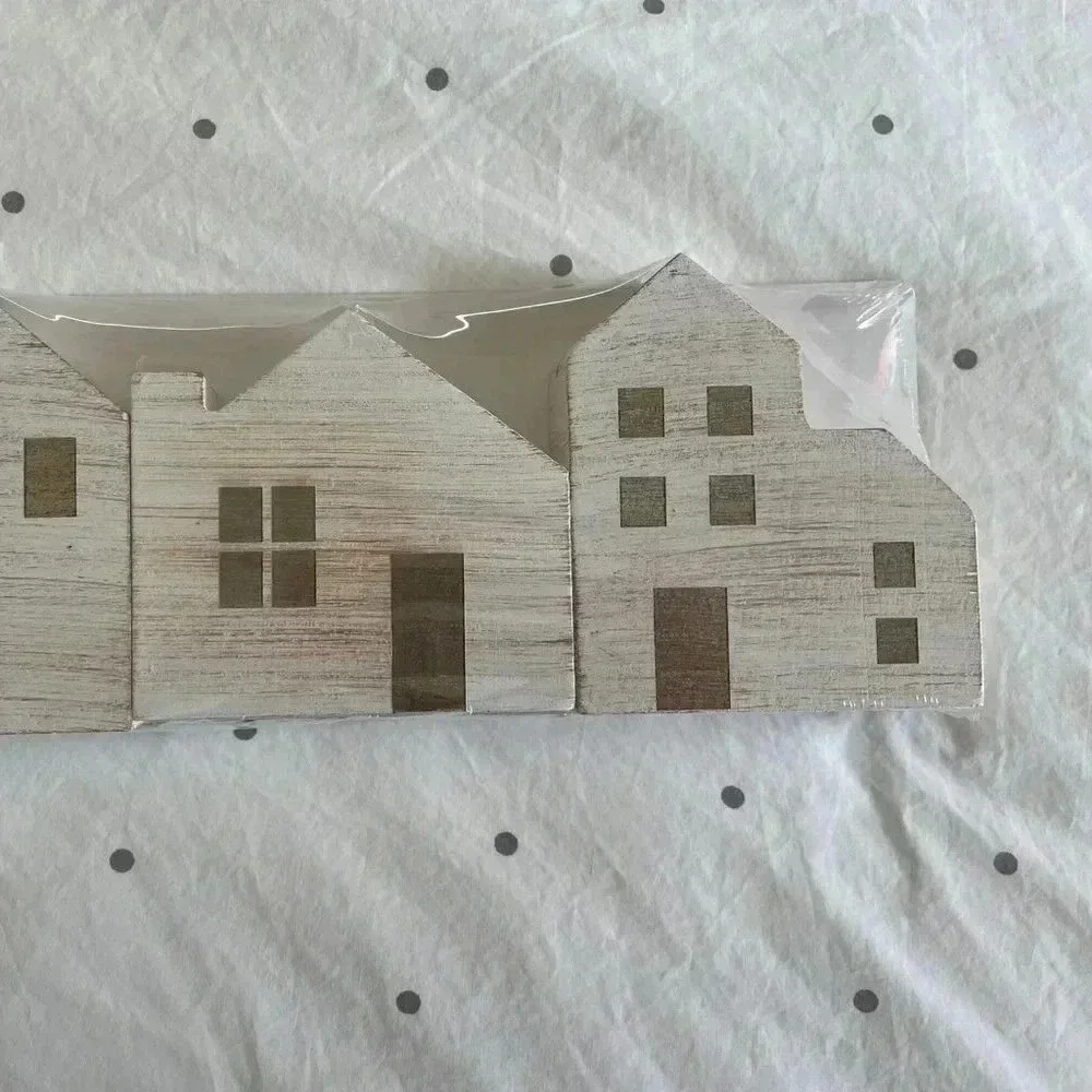 [Target] NWT White Distressed Set of 3 Houses